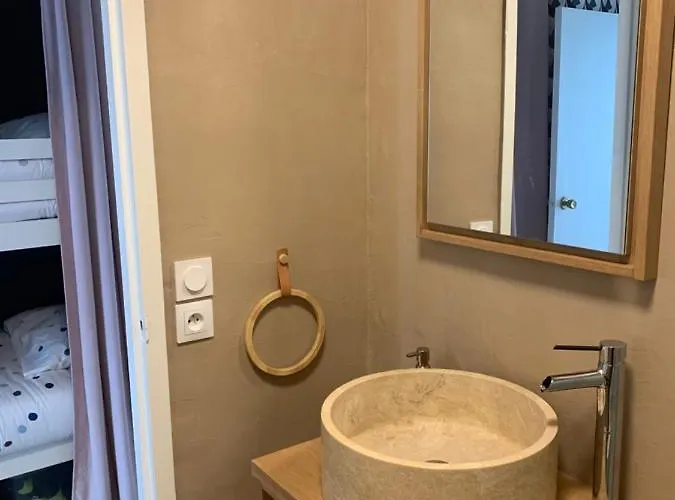 Lumineux En Bord De Avec Parking 아르카숑